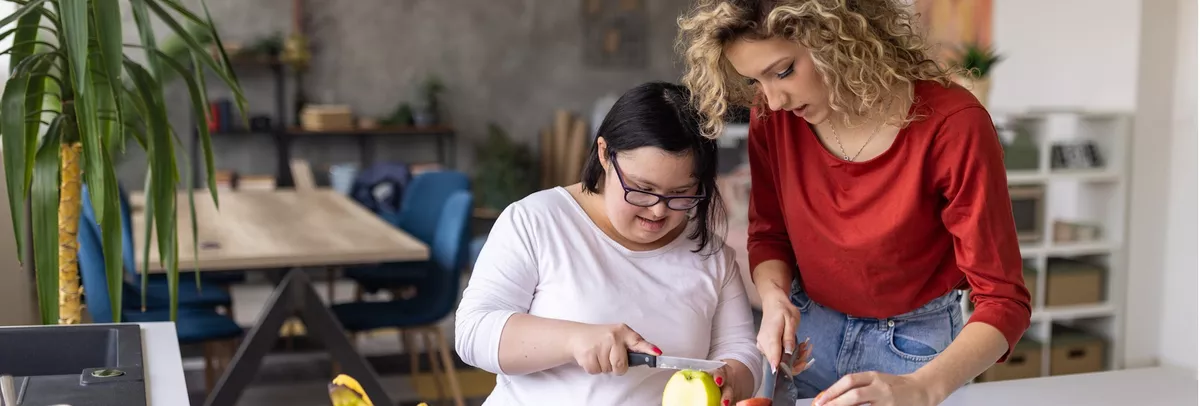 Bild_ET_ET schält mit beiträchtigter Person Äpfel