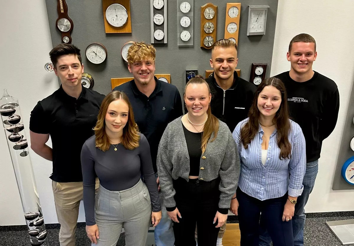 Header zeigt Azubis von TFA Dostmann.