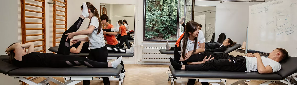 Physiotherapie-Schüler:innen bei einer praktischen Übung.