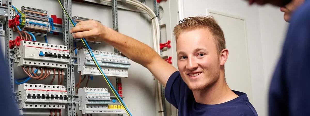 Junger Elektroniker für Energie- und Gebäudetechnik bei der Arbeit