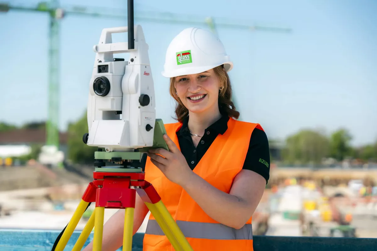 https://glass-bau.de/wp-content/uploads/2025/04/Glass_Vermessungstechnikerin_April_2025_21-scaled.jpg
