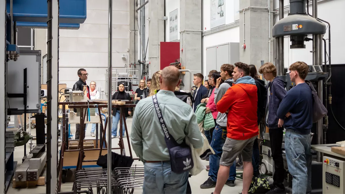 Besichtigung der Maschinen am Infotag