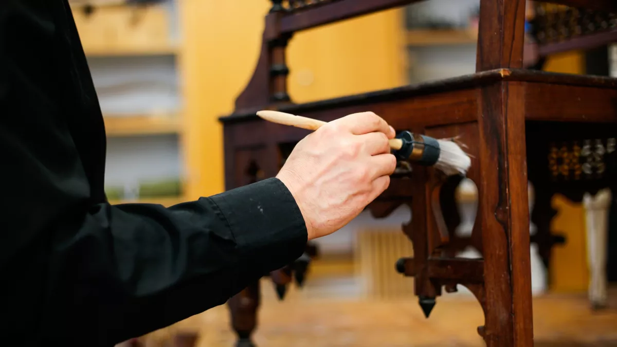 Bearbeitung eines Objekts in der Holzwerkstatt