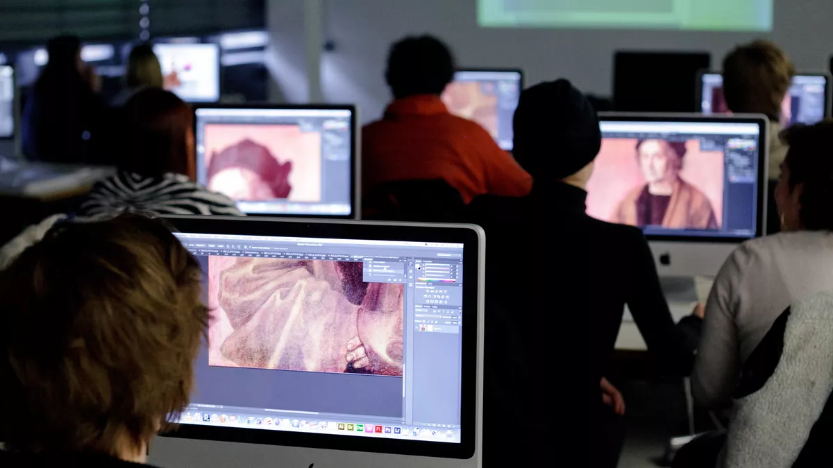 Studierende bei der Bildbearbeitung am Computer