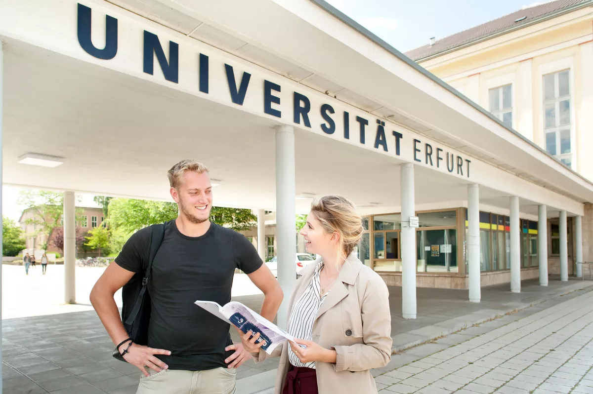 Studierende am Haupteingang der Universität Erfurt
