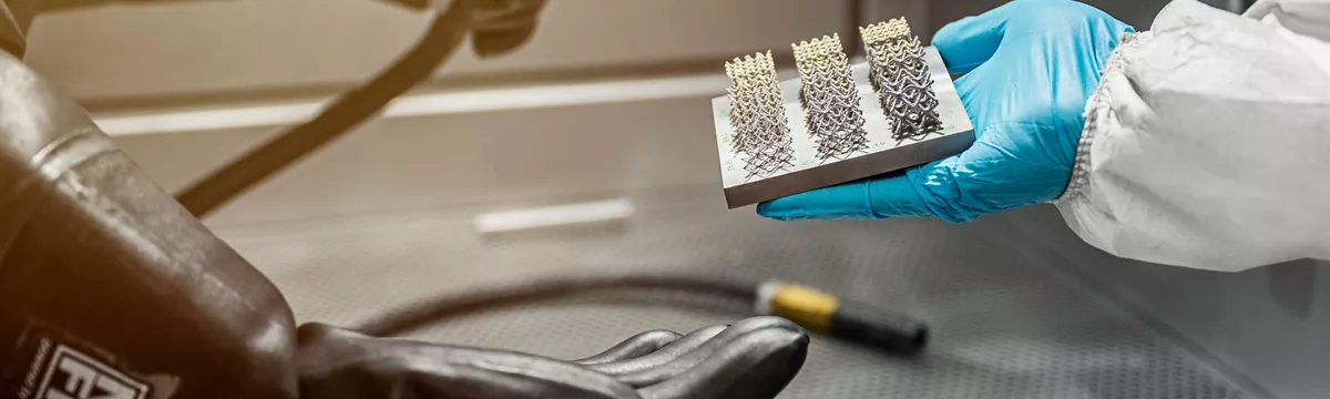 Zwei Hände reichen sich Materialien