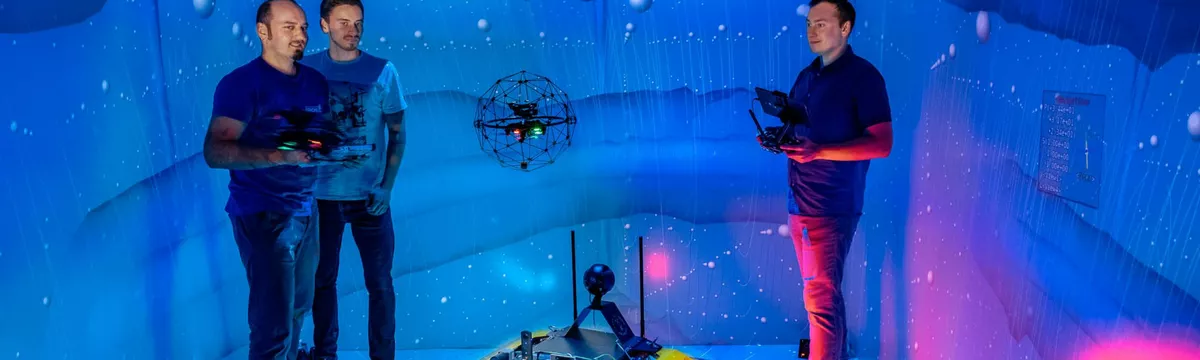 Studierende im Virtual Reality Raum CAVE