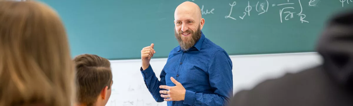 Ein Professor erklärt seinen Studierenden etwas