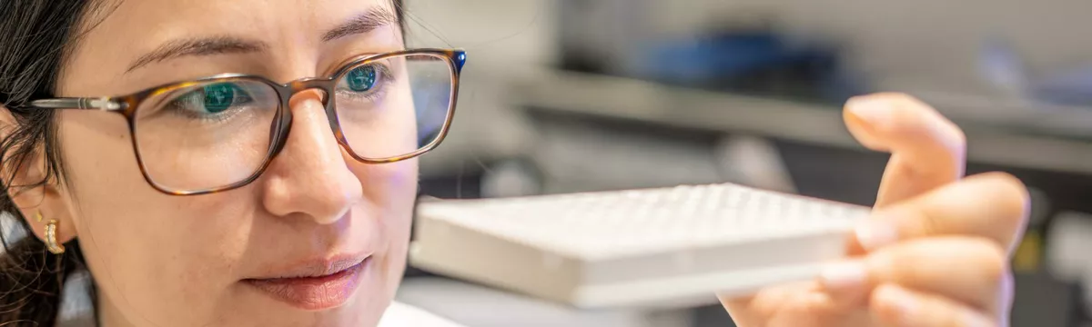 Eine junge Frau arbeitet im Labor.