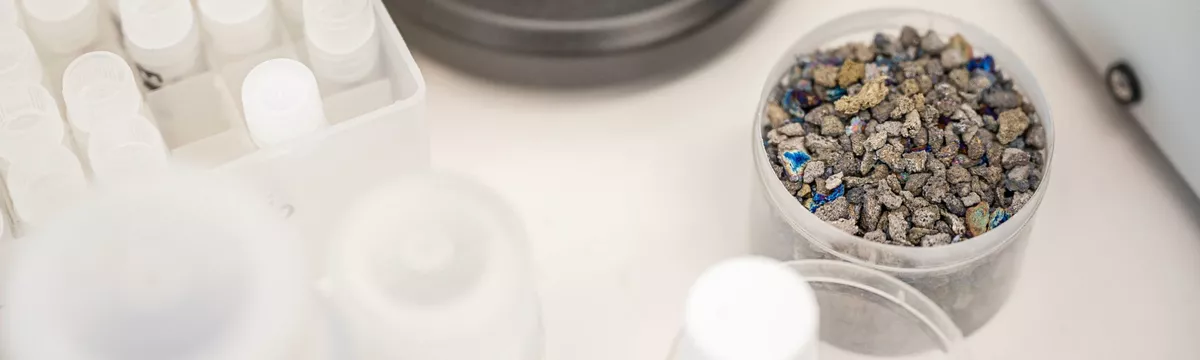 Makroaufnahme von diversen Materialien auf einem Tisch