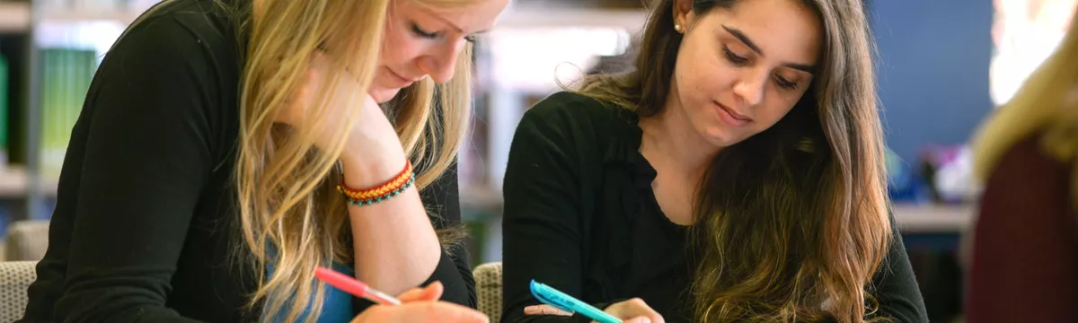 Zwei Studentinnen beim gemeinsamen Lernen