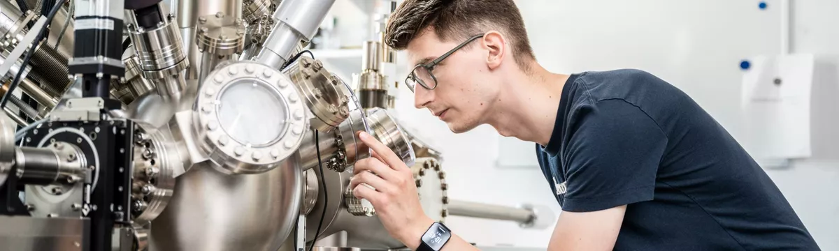 Ein Student an einer technischen Anlage