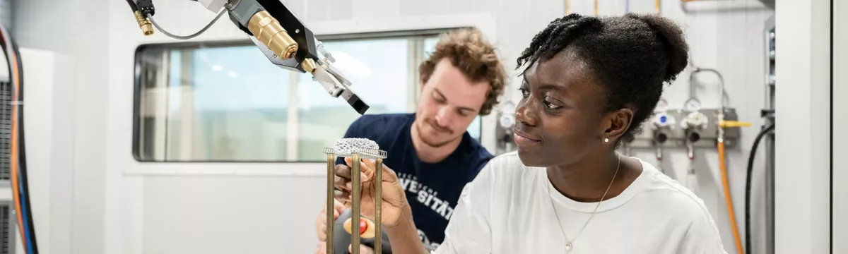 Zwei Studierende bei der Analyse von Werkstoffen