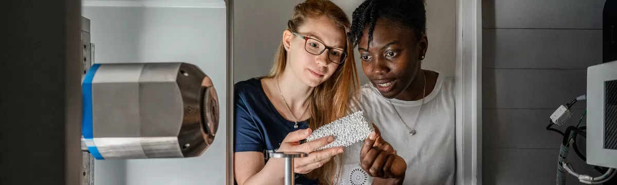 2 Personen hinter einem Computertomograph