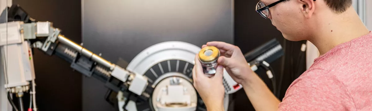 Ein Student bei der Analyse von Materialien im Labor