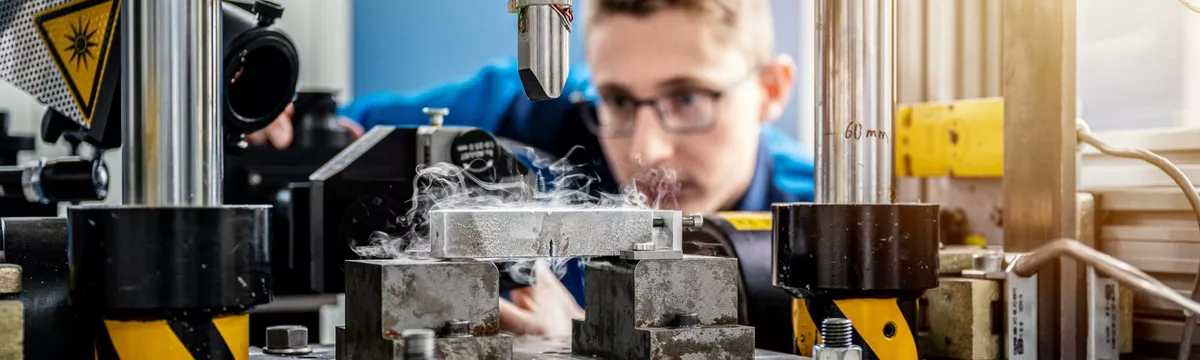 Ein Student bei der Analyse von Materialien im Labor
