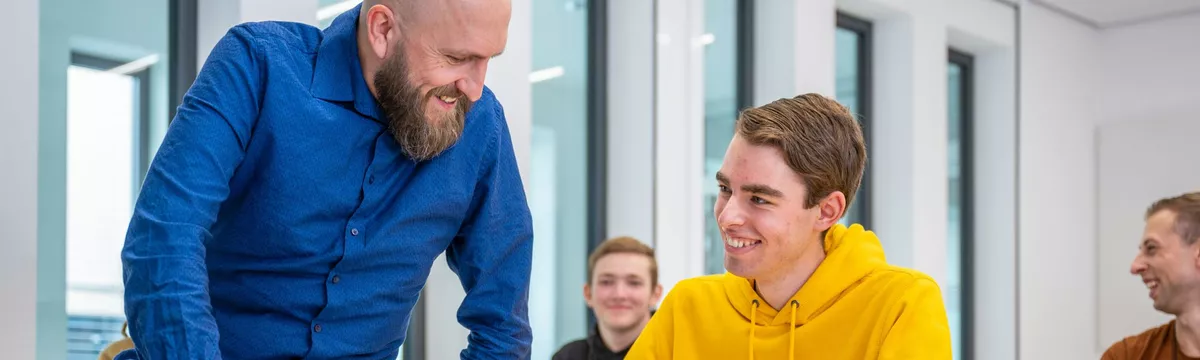 Ein Professor erklärt einem Studenten etwas