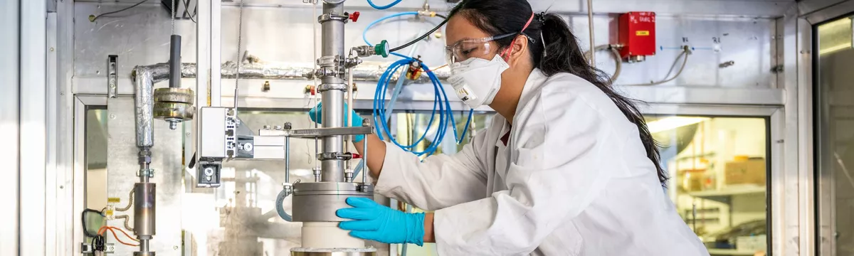 Eine Wissenschaftlerin bei der Arbeit im Labor
