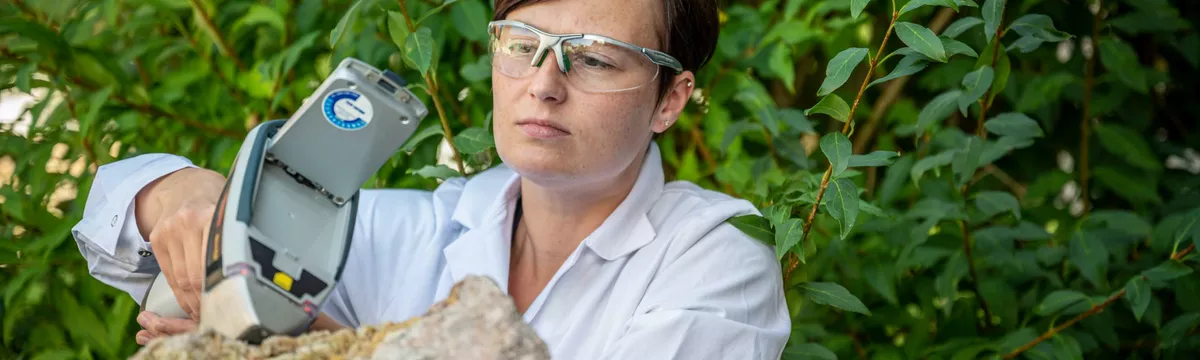 Messung von Gesteinen durch eine Wissenschaftlerin