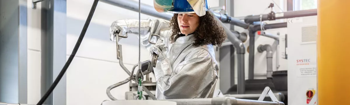 Eine Studentin bei der Arbeit im Labor
