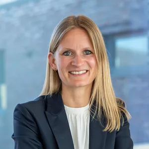 Frau Melanie Kalla