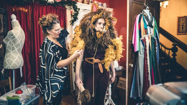 Bühnen- und Kostümbildner / Kostümbildnerin