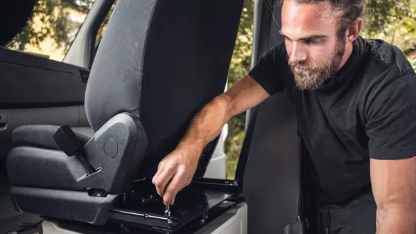 Fahrzeuginterieur-Mechaniker / Fahrzeuginterieur-Mechanikerin