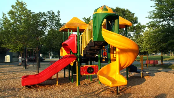 Spielgerätehersteller / Spielgeräteherstellerin