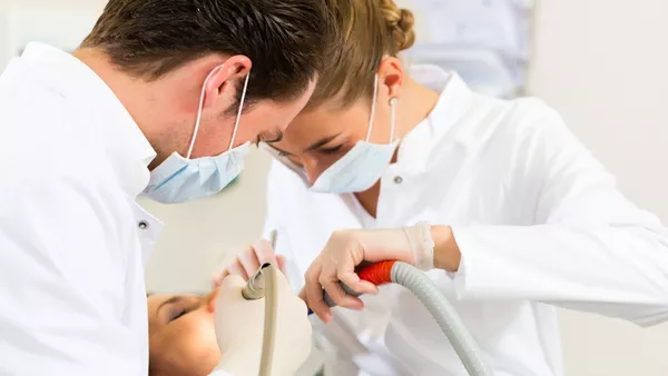 Zahnarztassistent / Zahnarztassistentin