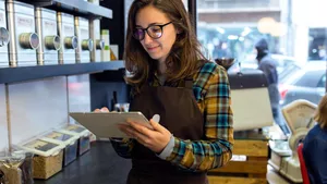 Geprüfter Fachwirt für Vertrieb im Einzelhandel bei der Arbeit