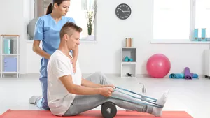 Physiotherapeutin bei der Arbeit.