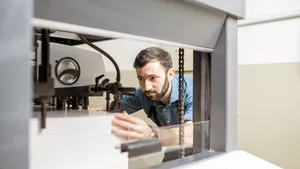 Papiertechnologe bei der Arbeit