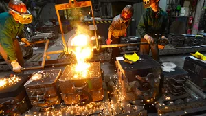 Gießereimechaniker bei der Arbeit