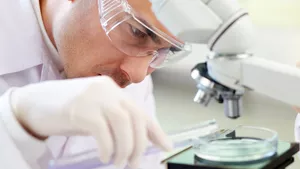 Chemikant bei der Arbeit.