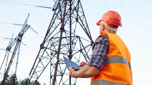 Staatlich geprüfter Elektrotechnikerbei der Arbeit