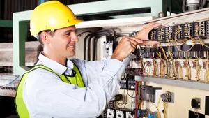 Elektroniker für Betriebstechnik bei der Arbeit.