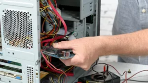 Fachinformatiker Fachrichtung Systemintegration bei der Arbeit.