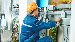 Elektroniker bei der Arbeit.