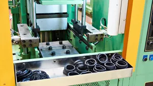 Verfahrensmechaniker für Kunststoff- und Kautschuktechnik bei der Arbeit.