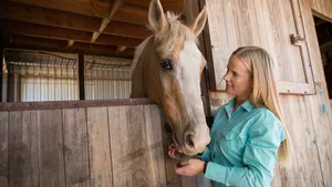Pferdewirtin bei der Arbeit.