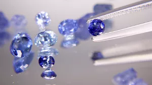 Edelsteinfasser / Edelsteinfasserin