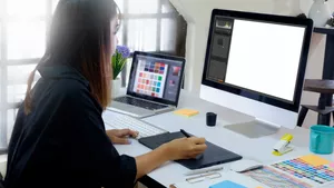 Grafikdesigner bei der Arbeit.