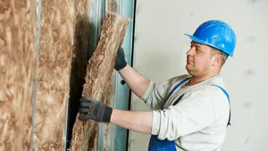 Industrie-Isolierer bei der Arbeit.