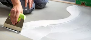 Parkettleger bei der Arbeit.