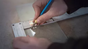 Flachglastechnologe bei der Arbeit.