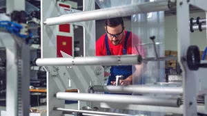 Maschinenbaumechaniker bei der Arbeit.