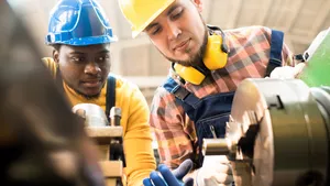 Maschinen- und Anlagenführer bei der Arbeit