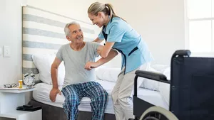 Fachkraft für Pflegeassistenz bei der Arbeit