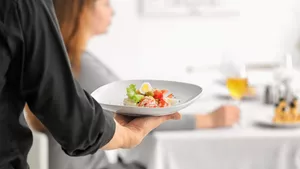 Servierfachkraft bei der Arbeit.