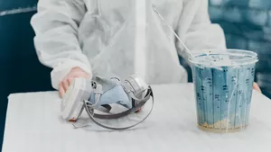 Lacklaborant bei der Arbeit.